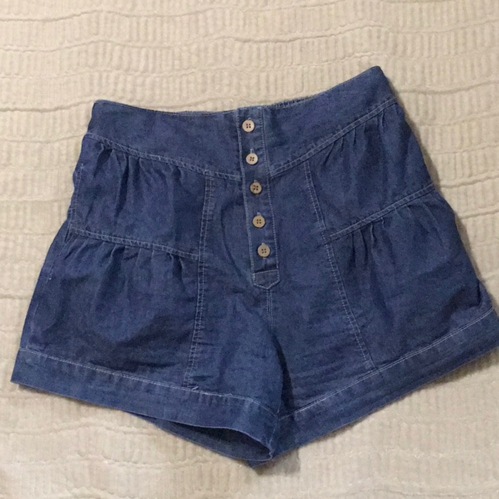 Women’s High-Waist Denim Button-Front Shorts w/ pockets, size 10.